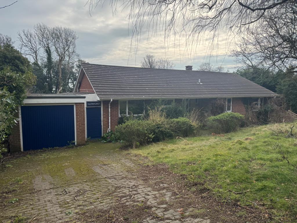 Lot: 147 - DETACHED BUNGALOW WITH STRUCTURAL MOVEMENT - A Front View of the Bungalow